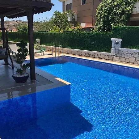 Havuzlu Ultra Lux Cesme Merkezde Altinyunus
